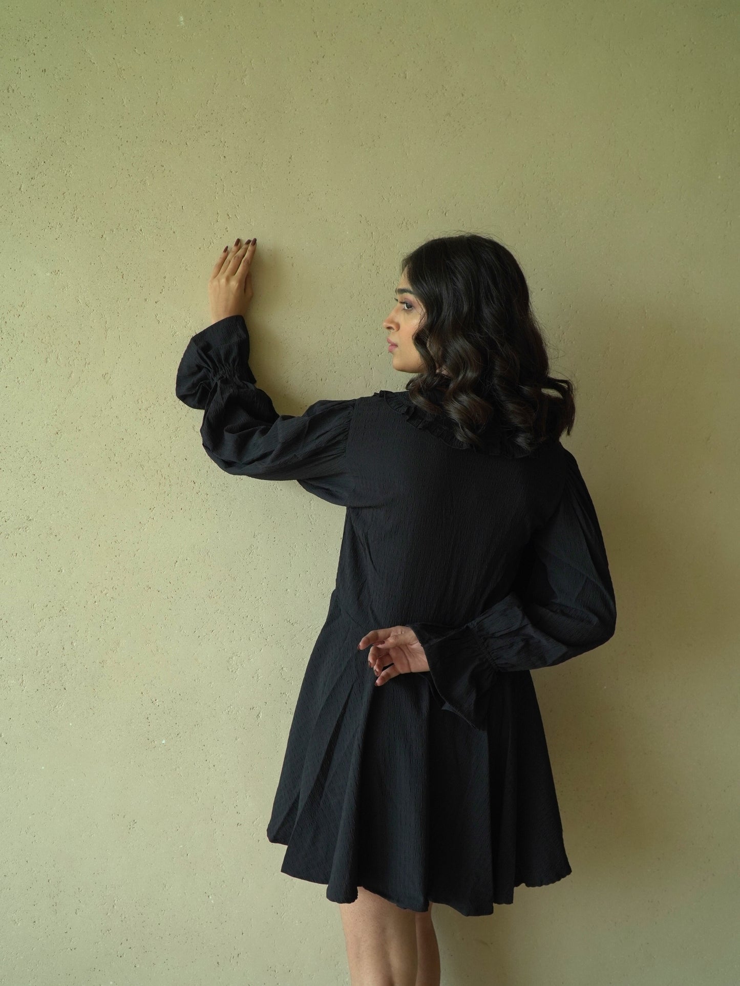French Black – Ruffle Mini Dress in Poly Seersucker