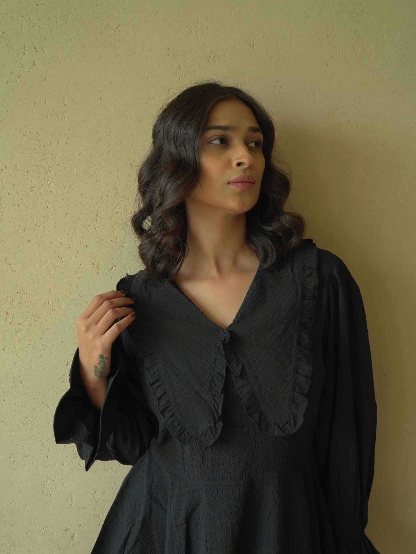 French Black – Ruffle Mini Dress in Poly Seersucker